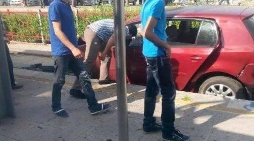 Virajı Alamayan Otomobil Tramvay Hattına Girdi