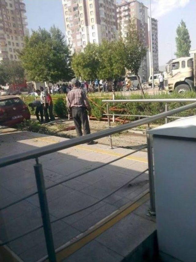 Virajı Alamayan Otomobil Tramvay Hattına Girdi