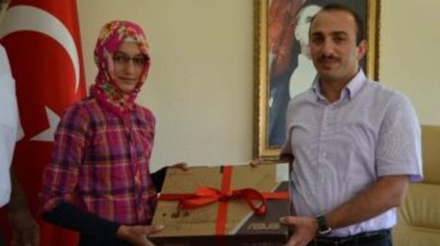 Kaymakam Erdoğan&rsquo;dan Başarılı &Ouml;ğrenciye &Ouml;d&uuml;l