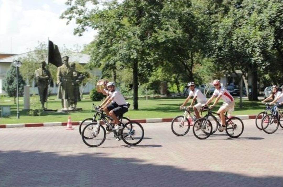 Egeli Gen&ccedil;ler 6 Bin Kilometrelik Yolculuk İ&ccedil;in Pedal &Ccedil;eviriyor