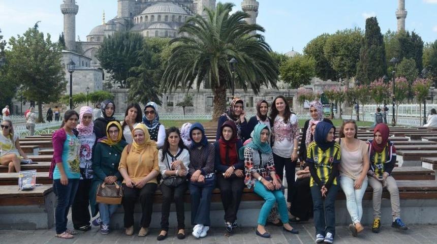 &Ouml;zalp'ın Yeni Kız &Uuml;niversite &Ouml;ğrencilerine Jest