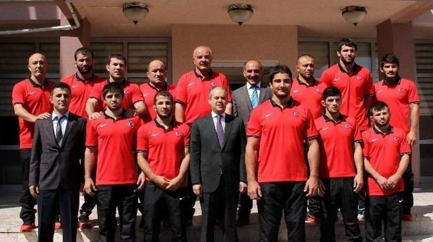 Milli G&uuml;reş&ccedil;iler &Ouml;zbekistan Yolunda