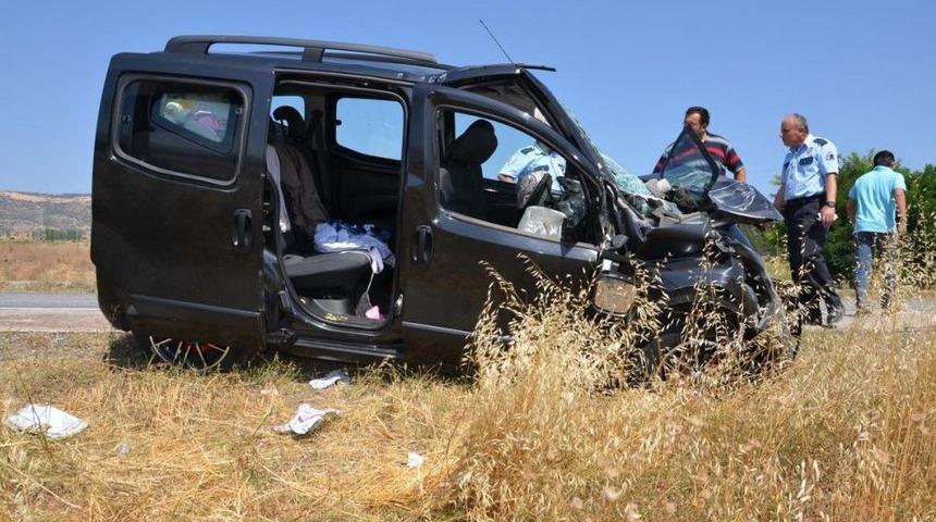Amasya'da Kamyonet Tıra &Ccedil;arptı: 7 Yaralı