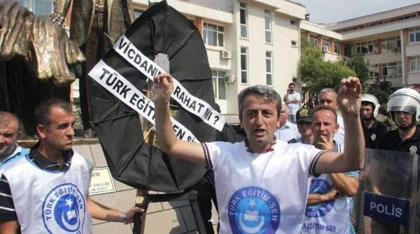 T&uuml;rk Eğitim-sen M&uuml;d&uuml;rl&uuml;k &Ouml;n&uuml;ne Siyah &Ccedil;elenk Bıraktı