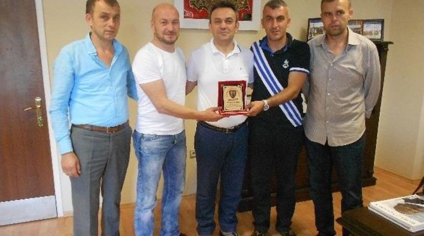 Şirinler Taraftar Grubu&rsquo;ndan G&uuml;rkan&rsquo;a Plaket