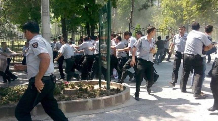 Öğrenciler Özel Güvenliğe “yangın Tüpü” Sıktı