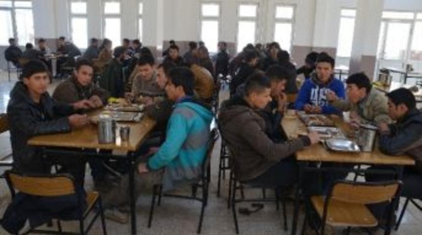 Ka&ccedil;ak Malzemelerle Sınırı Ge&ccedil;en 38 Suriyeli Yakalandı