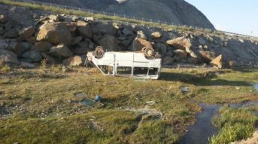 &Ouml;zalp'te Trafik Kazası: 4 Yaralı