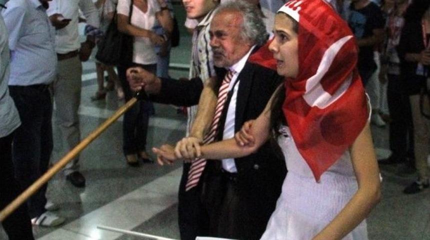 Chp Kurultayında Engelli Vatandaşlar, Basın Mensubuna Saldırdı