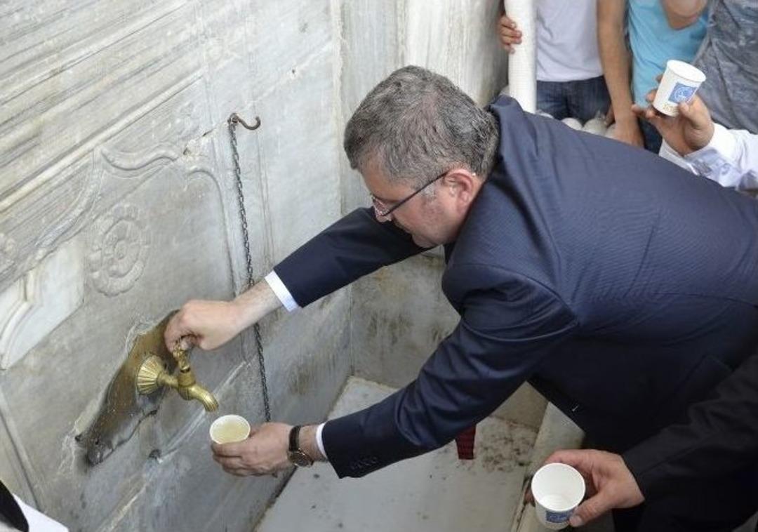 Tarihi &Ccedil;eşmeden Bal Şerbeti Aktı