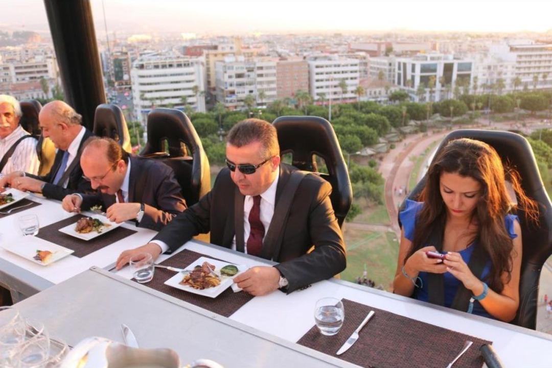 Yerden 70 Metre Y&uuml;kseklikte Yemek Keyfi