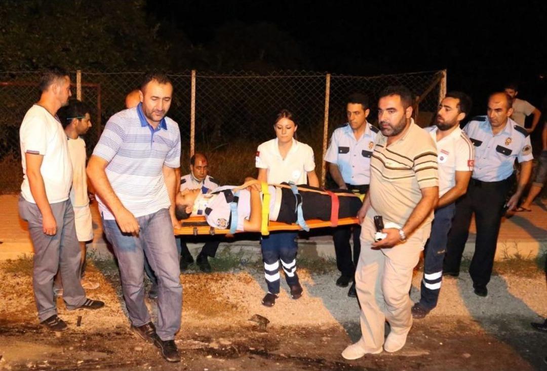 Ka&ccedil;arken Polis Otomobiline &Ccedil;arptı, 2 Polis Yaralandı