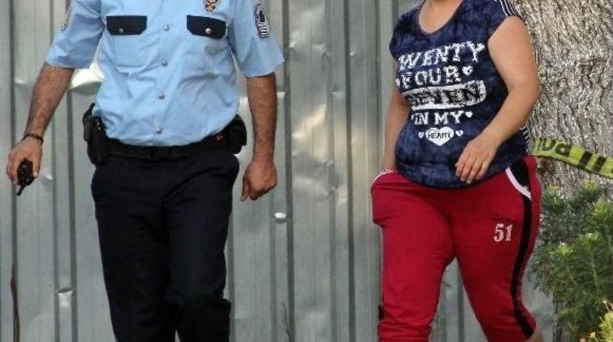 Darp Eden Kocasını Sokakta G&ouml;r&uuml;nce Mobese Birimine Sığındı