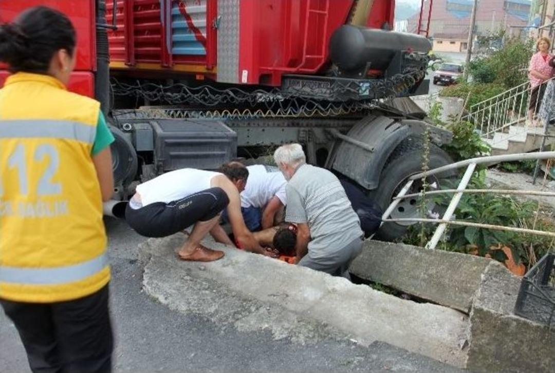Tamir Etmeye &Ccedil;alıştığı Tır&rsquo;ın Altında Kalarak Can Verdi
