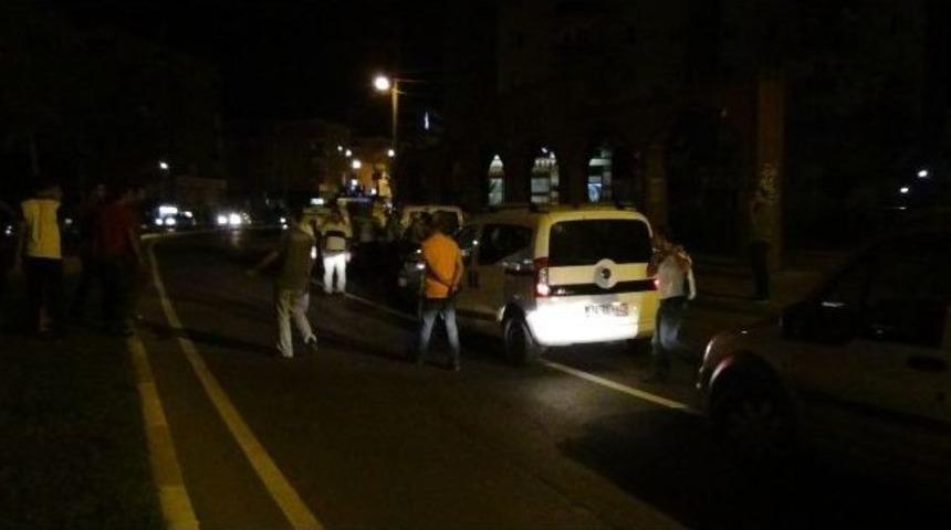 Diyarbakır&rsquo;da Silahlı Ve Bı&ccedil;aklı Kavga: 1 Yaralı