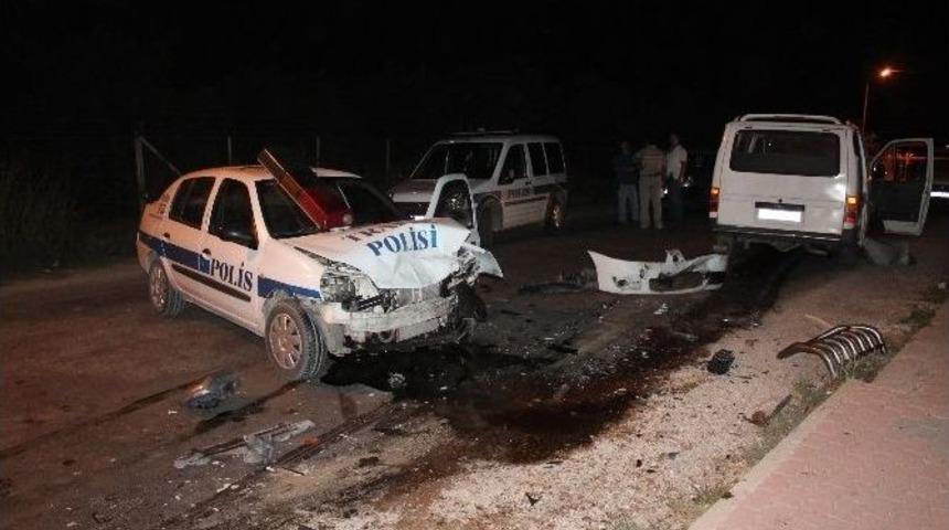 Ka&ccedil;arken Polis Aracına &Ccedil;arptı: 2 Yaralı