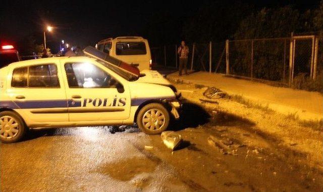 Kaçarken Polis Aracına Çarptı: 2 Yaralı