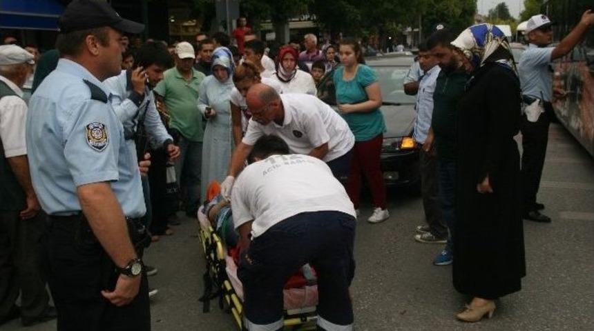 Otomobil Yayaya &Ccedil;arptı, Trafik Kilitlendi