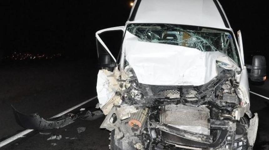 Kamyonet Tıra Arkadan &Ccedil;arptı: 1 Yaralı