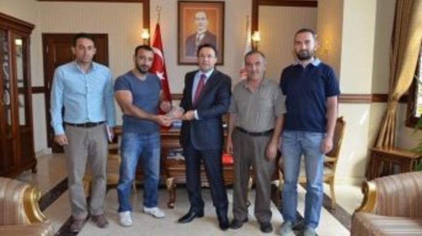 Erzincan Motosiklet Kul&uuml;b&uuml; &Uuml;yelerinden Vali Akdemir&rsquo;e Ziyaret