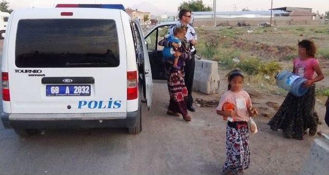 Polis Suriyeli Dilenciyi Yaşadığı Yere Bıraktı