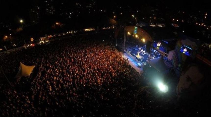 Şevval Sam Konserinde G&ouml;zyaşlarını Tutamadı