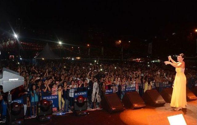 Şevval Sam Konserinde Gözyaşlarını Tutamadı