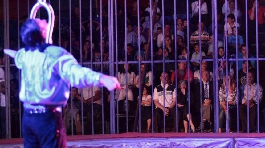 Yaşar, Kazakistan Devlet Sirki&rsquo;ni Miniklerle İzledi