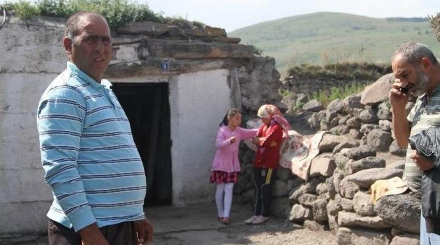 Gece Uyurken Kalbinden Bı&ccedil;aklanan Baba &Ouml;ld&uuml;, Eşi Ve Kızı Yaralandı