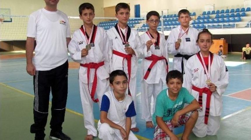 Arabanlı Minik Tekvandocular T&uuml;rkiye Şampiyonası İ&ccedil;in Konya&rsquo;ya Gitti