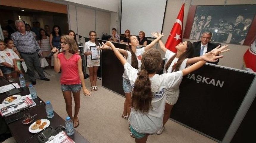 Karşıyaka Meclisi&rsquo;nde &rsquo;&rsquo;sarı Gelin&rsquo;&rsquo;li Dostluk Mesajları