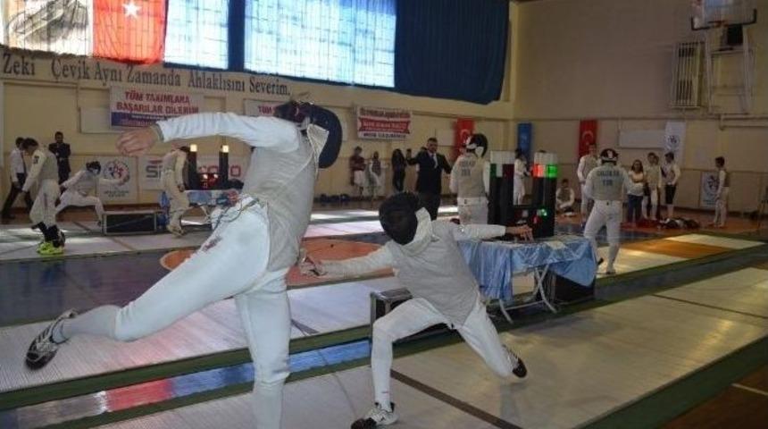 T&uuml;rkiye B&uuml;y&uuml;kler Eskrim Fl&ouml;re Şampiyonası Başladı