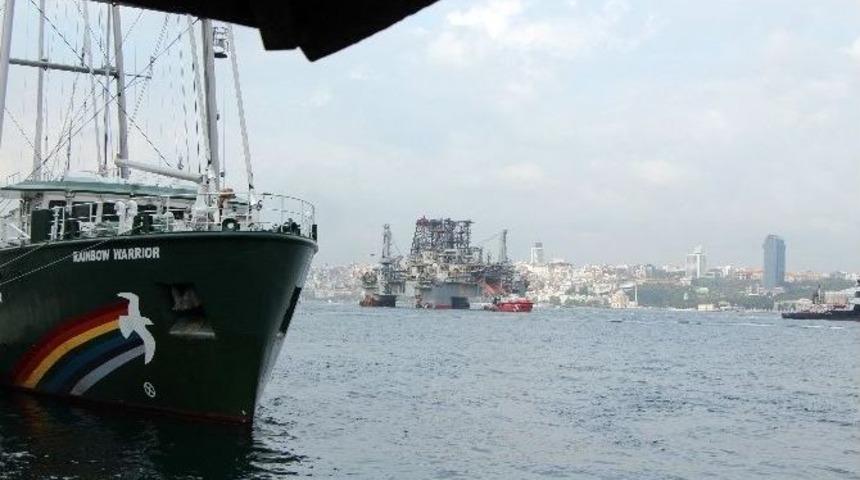 Dev Petrol Platformu İstanbul Boğazı&rsquo;ndan Ge&ccedil;ti