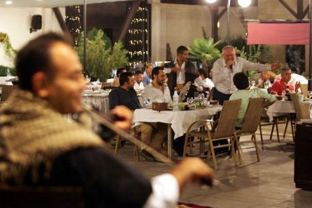 Gaziantepliler Sahan Restoranttaki Urfa Sıra Gecelerinde Stres Atıyor