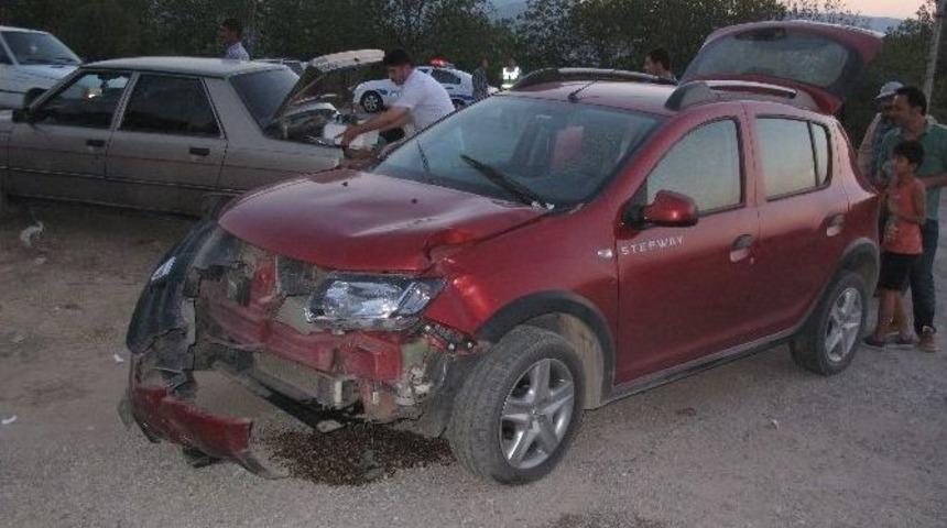 Motosiklet İle Otomobil &Ccedil;arpıştı: 2 Yaralı