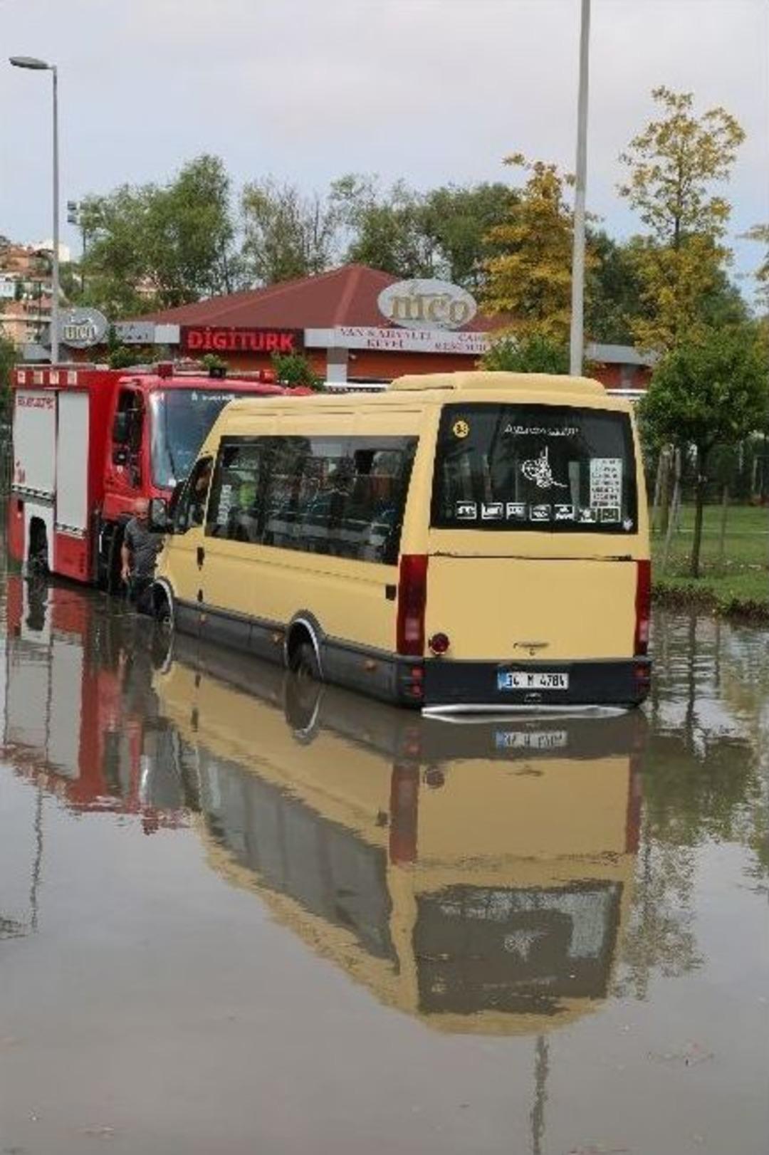 Minib&uuml;s, Biriken Sel Sularında Yolcularıyla Birlikte Mahsur Kaldı