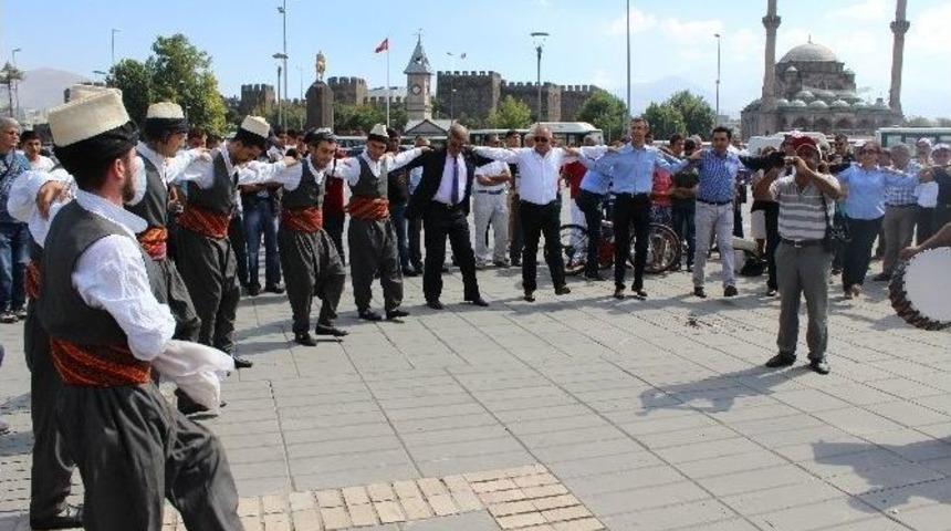 Dadaloğlu Derneğinden Atatürk Anıtına Çelenk