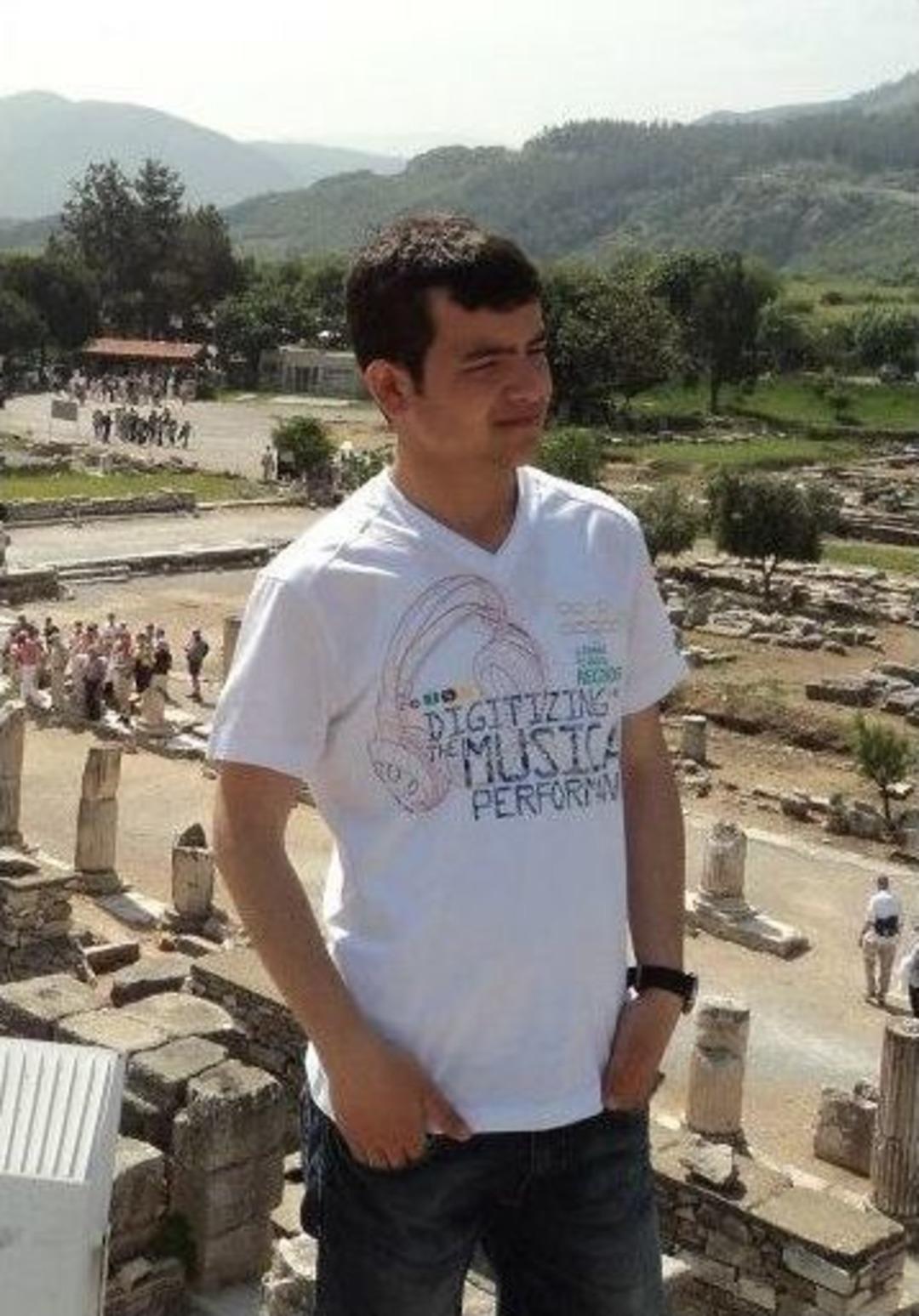 &Uuml;niversite Kaydı Sırasında Kalp Krizinden &Ouml;len Gen&ccedil; Toprağa Verildi