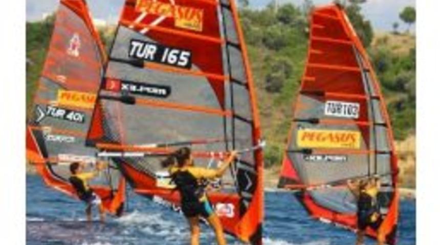 Wındsurf Heyecanı Urla&rsquo;da S&uuml;r&uuml;yor