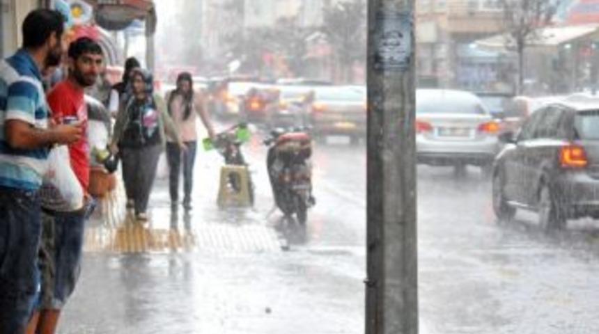 Yalova&rsquo;da Sağanak Yağmur Vatandaşları Hazırlıksız Yakaladı