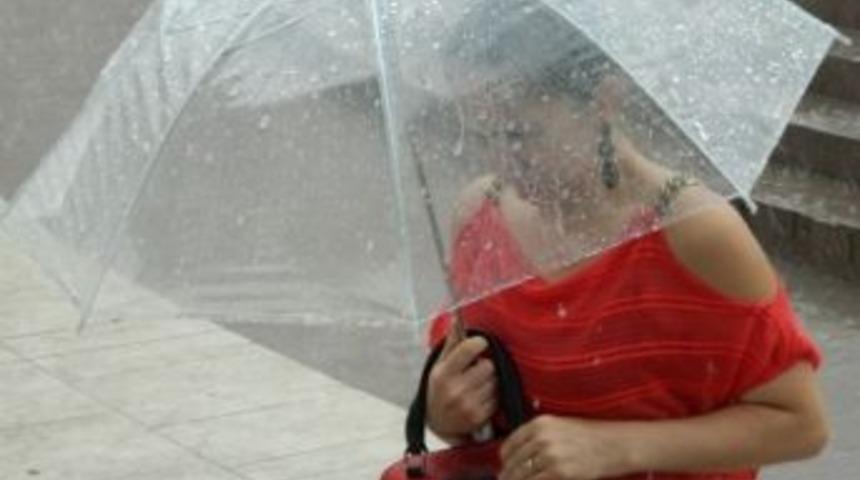 Kısa S&uuml;reli Yağan Yağmur Serinletti