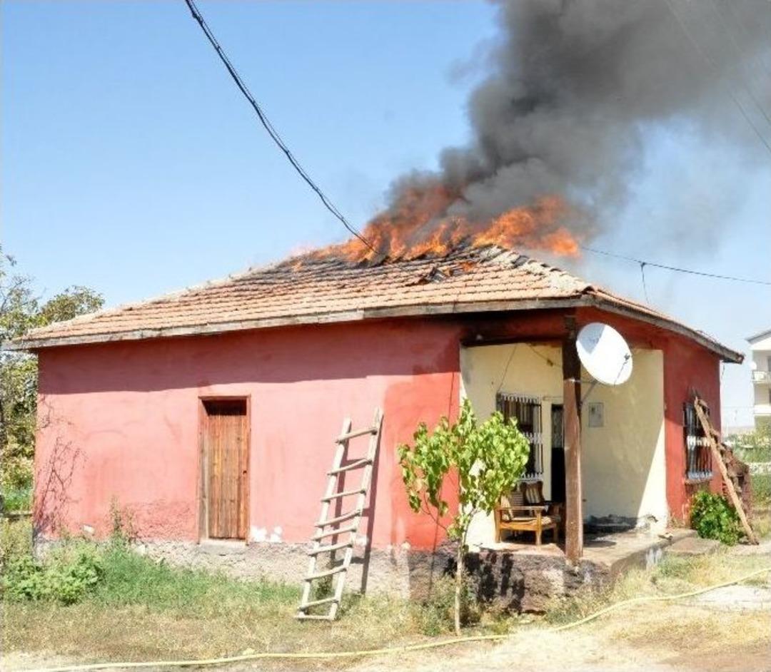 &Ccedil;atı Yangınında Anne Ve Oğlu Dumandan Etkilendi