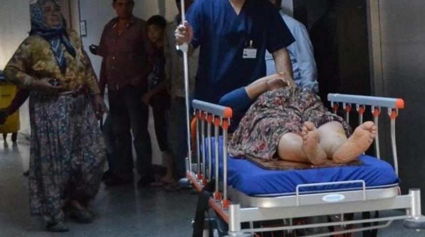 Tarım İş&ccedil;ilerini Taşıyan Trakt&ouml;r Devrildi: 8 Yaralı