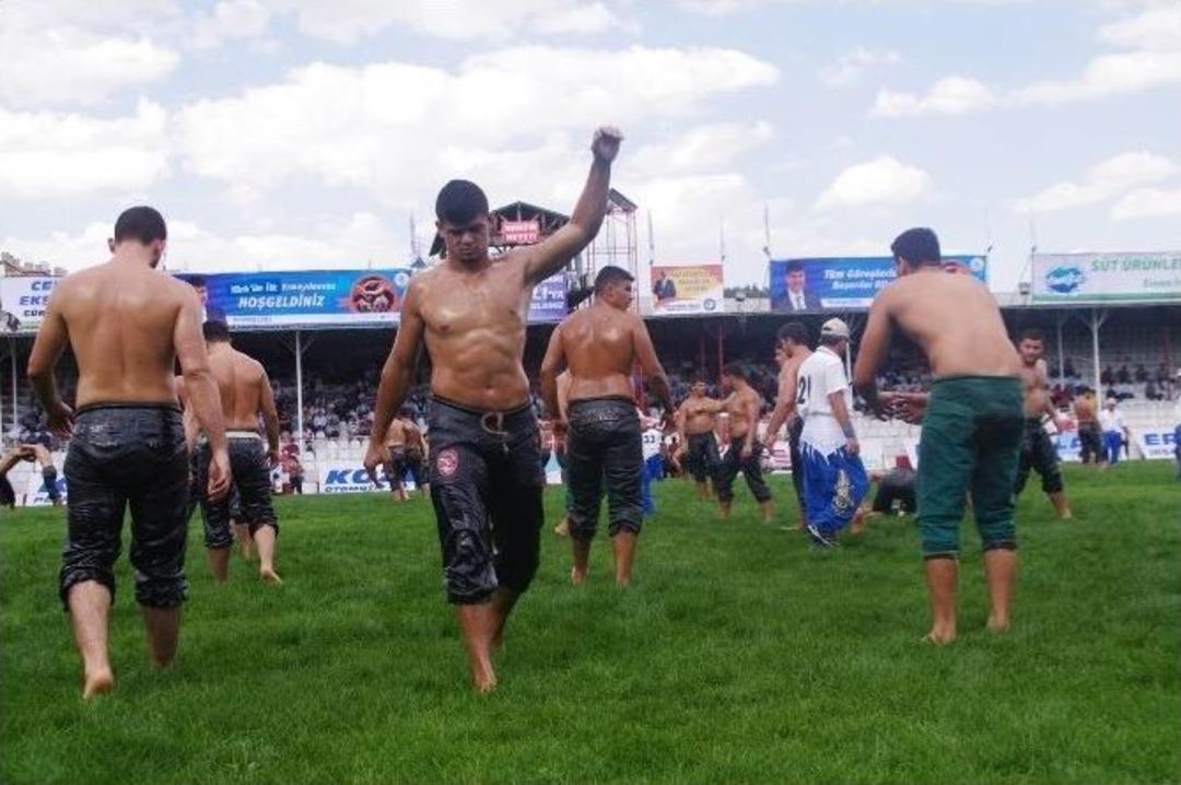 -662. Tarihi Elmalı Yağlı Pehlivan G&uuml;reşleri&rsquo;nde Final G&uuml;n&uuml;