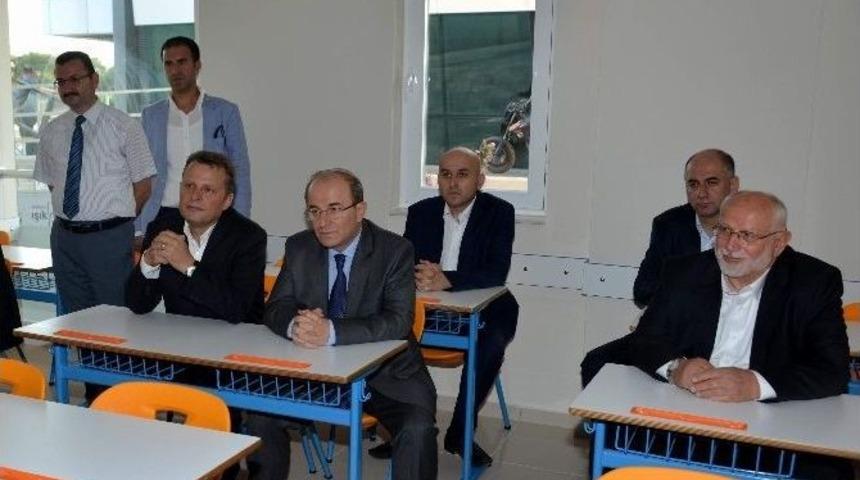 Vali &Ouml;zt&uuml;rk Antalya&rsquo;nın İlk Havacılık Okulunu A&ccedil;tı