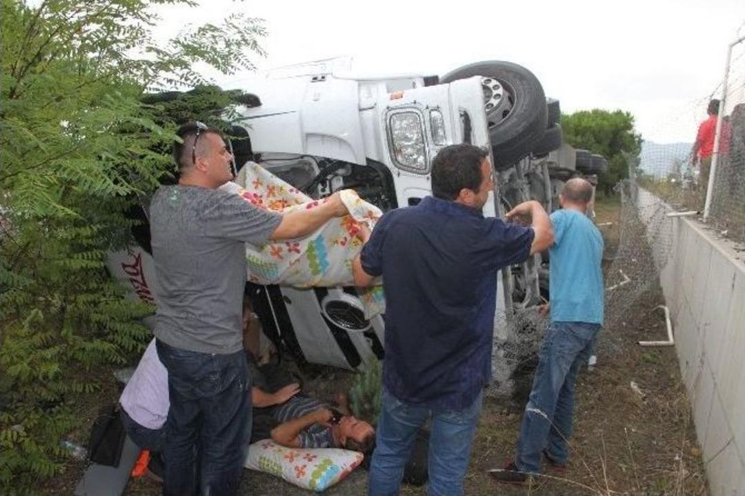 Sac Y&uuml;kl&uuml; Tır Devrildi: 1 Yaralı