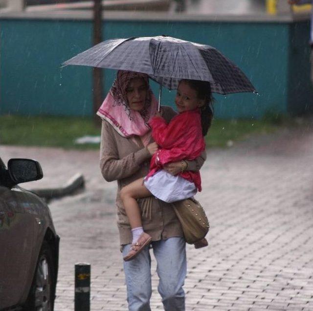 Bursalılar Yağmura Hazırlıksız Yakalandı