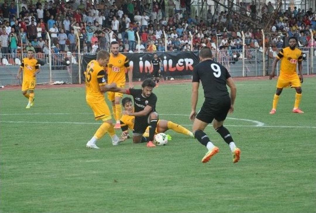 Somaspor-eskişehirspor Ma&ccedil;ında Kazanan Dostluk Oldu