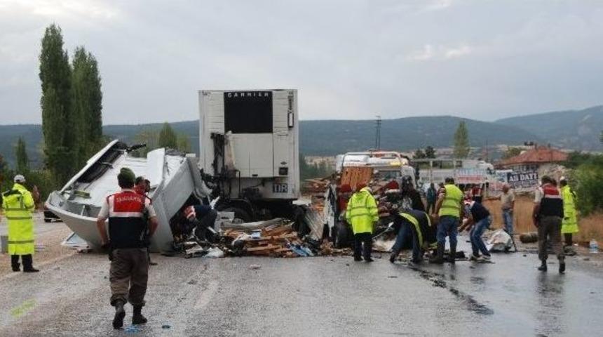 Karşı Şeride Ge&ccedil;en Tır, &Ouml;l&uuml;m Sa&ccedil;tı: 4 &Ouml;l&uuml;