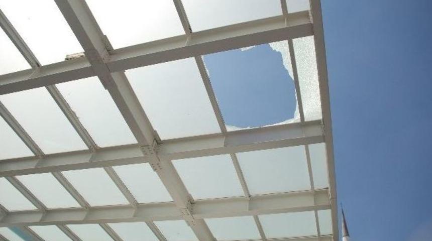 Yolcu Peronunun &Uuml;zerindeki Cam &Ccedil;&ouml;kt&uuml;: 1 Yaralı